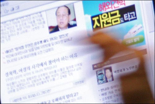 경제분야 대정부질문이 열린 27일 국회 본회의장에서도 의원들의 관심사는 '최연희 사무총장 성추행 사건'이었다. 열린우리당의 한 의원이 의석에 설치된 컴퓨터를 이용해 관련 뉴스를 읽고 있다. 